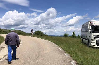 A túrával nagy fejtörést okoztunk a méhek gazdájának, hiszen el kellett szállítania a kapárokat (FOTÓ Kismihály Boglárka)