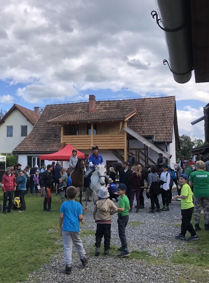 A lovasok elvitték a show-t a torockói célban (Kismihály Boglárka fevétele)