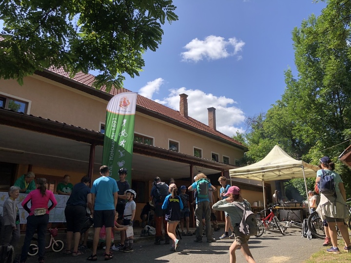 Reggeli pezsgés a kalotaszentkirályi rajtban