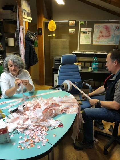 Közel ezer szalagot vagdostunk fel az EKE-irodában Filep Ingrid és Kardos Tibor segítségével